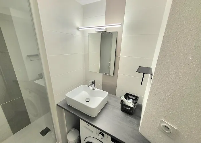 T2 Mezzanine Proche Avec Balcon - - Fr-1-92-571 *